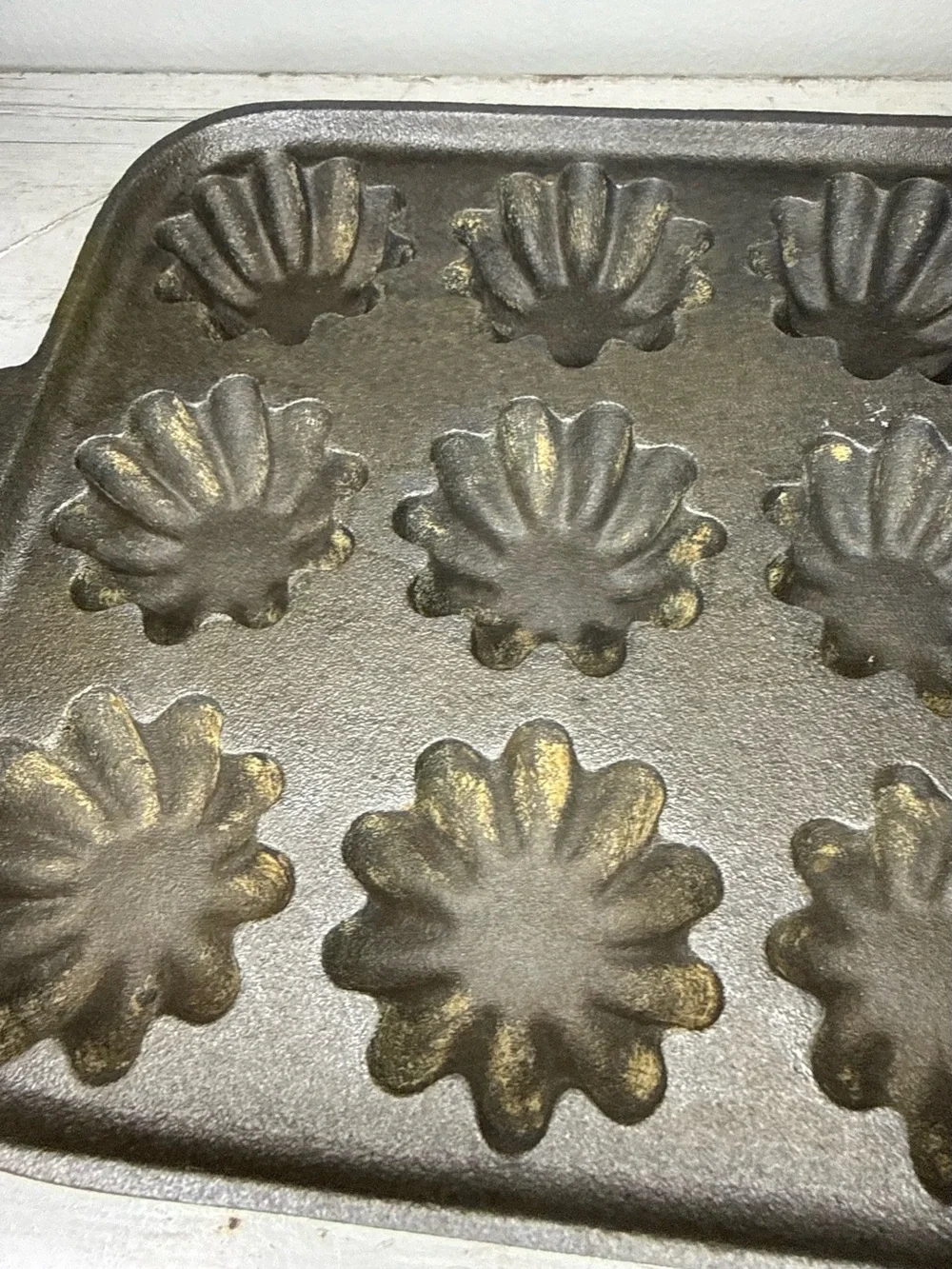 Antique 12-Cup Cast Iron “Turk’s Head” Gem Pan / Fluted Muffin Tin - Circa 1900